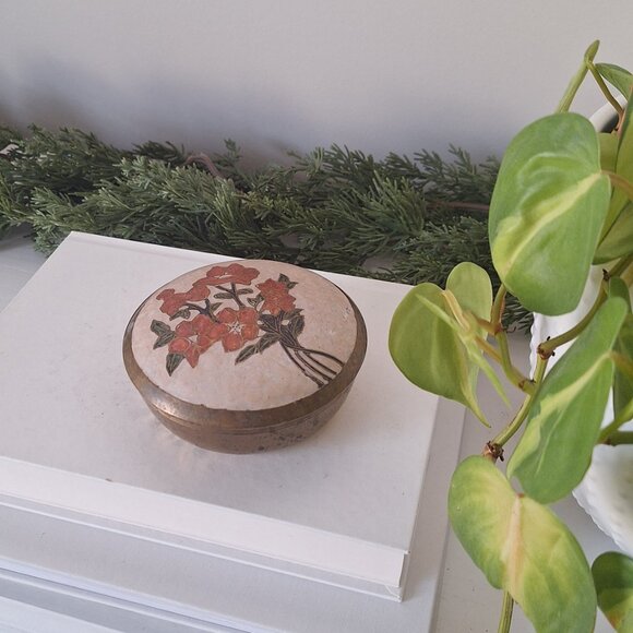 Vintage brass trinket dish chinoiserie floral pattern - Picture 3 of 7